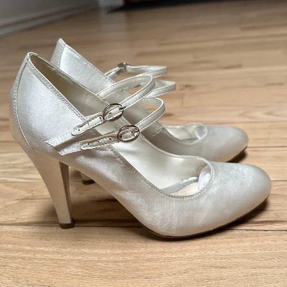 Audrey Brooke ivory heels - Picture 3 of 6